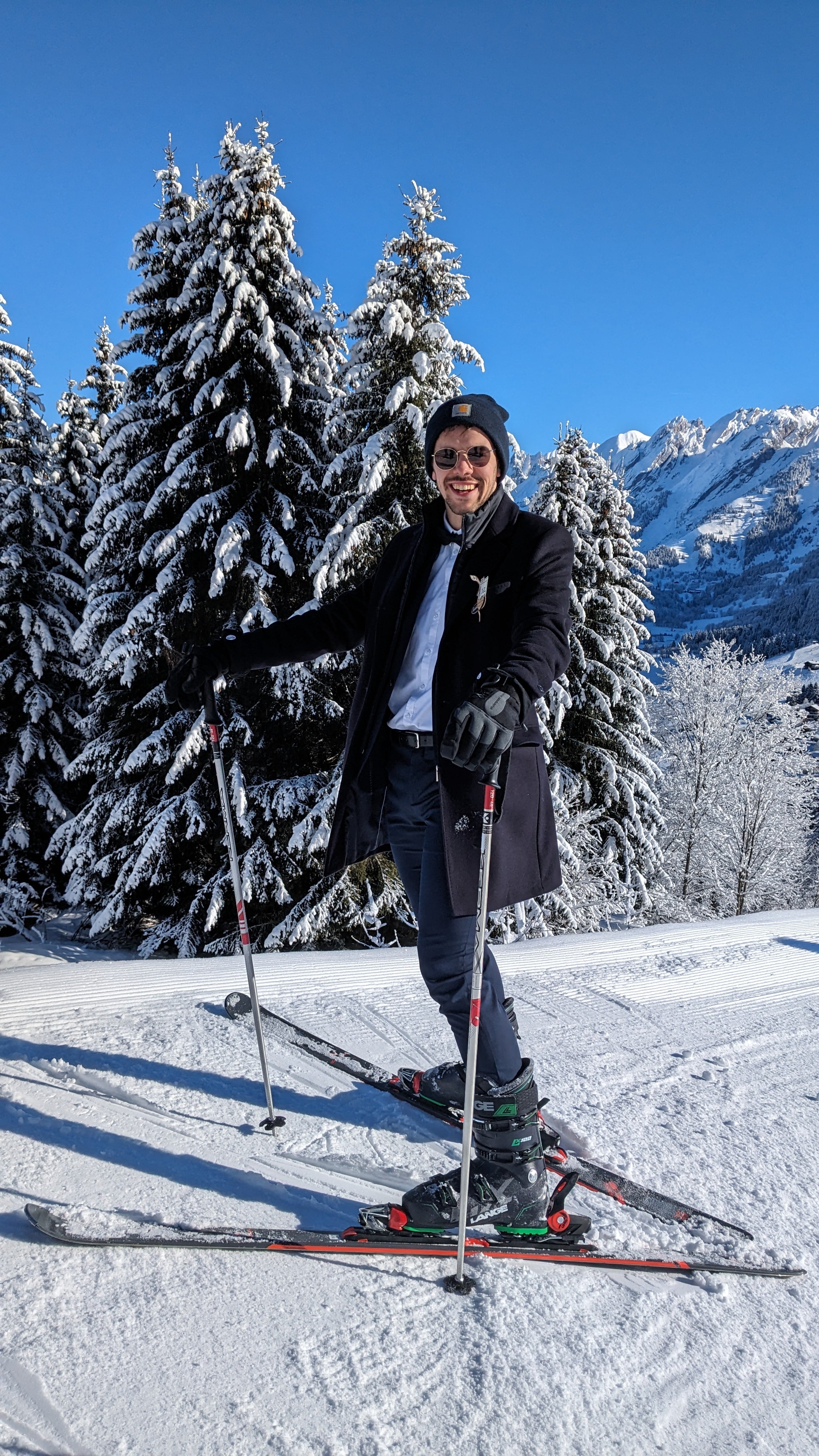 Moi en train de skier déguisé pour un mariage.