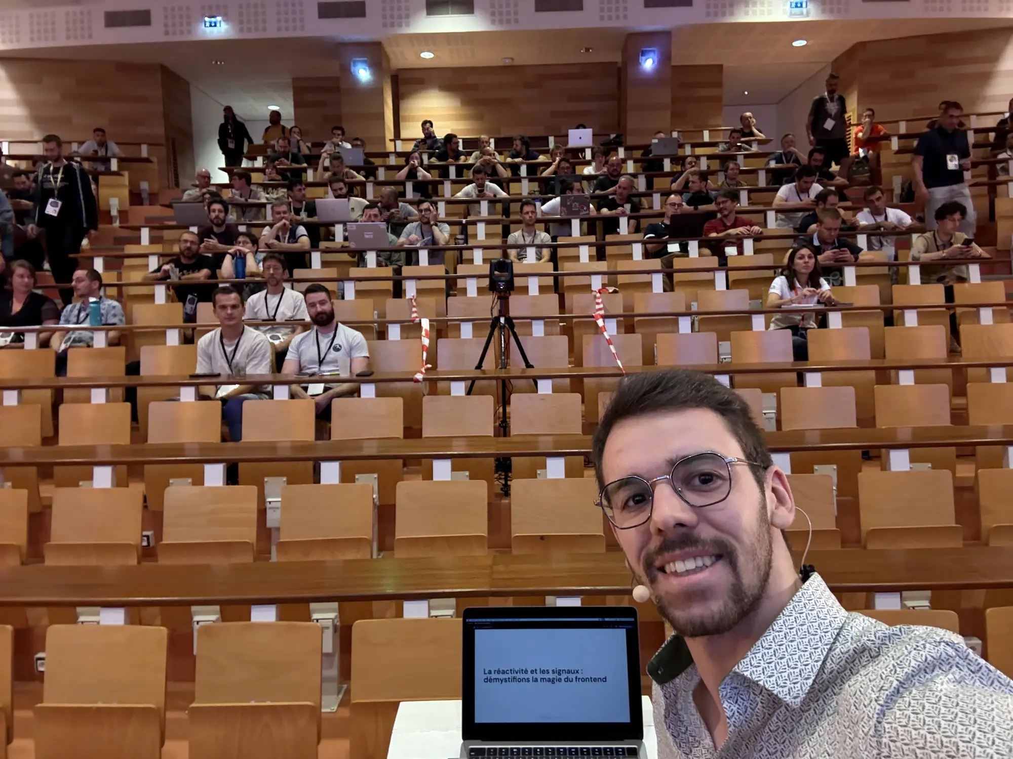 Esteban Soubiran présentant au BreizhCamp 2025.