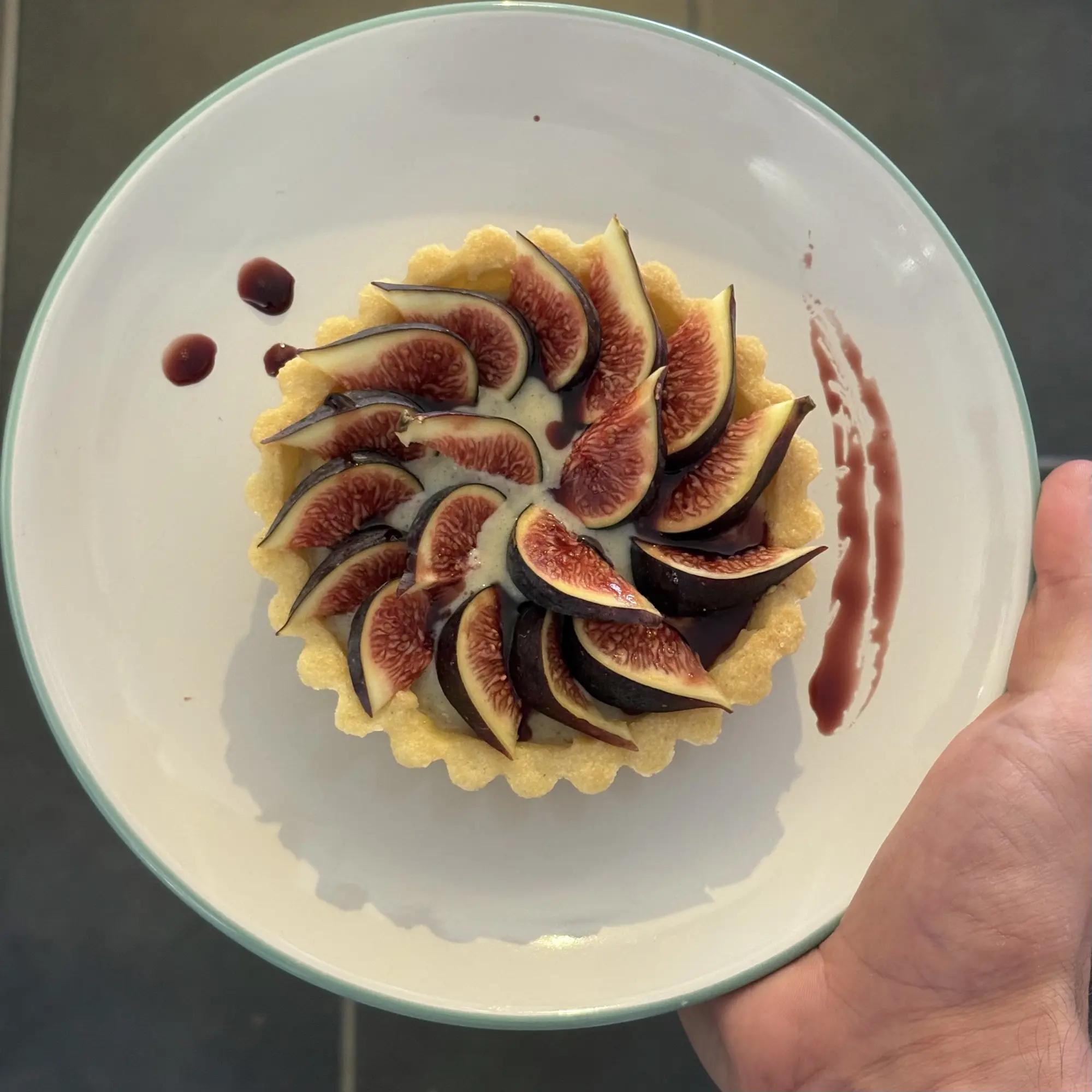 Tartelettes aux figues avec chocolat blanc et sirop au porto.