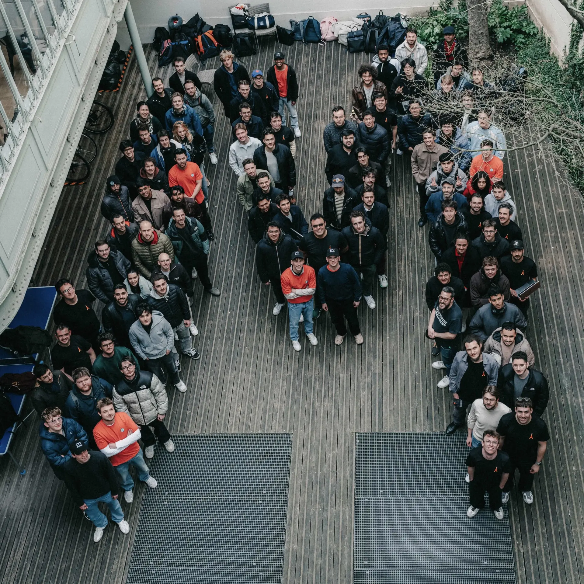 Tous les participants, le jury et les organisateurs du hackathon formant un M.