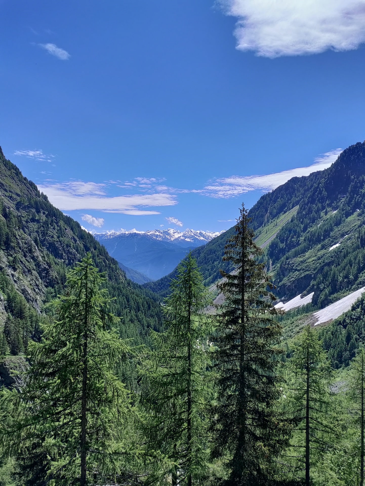 Montagnes au bord du lac de Salanfe