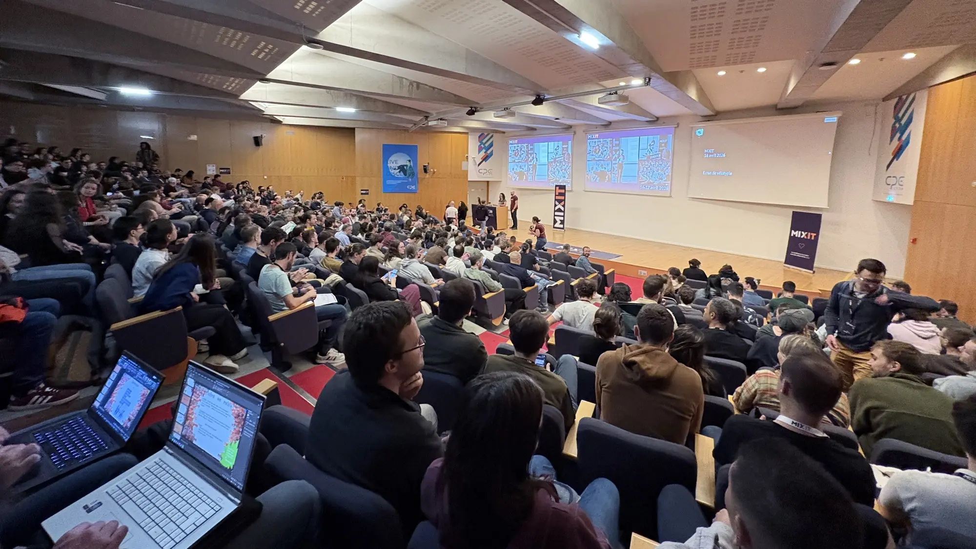 Photo de l'amphithéâtre pendant le mot d'introduction des organisateurs