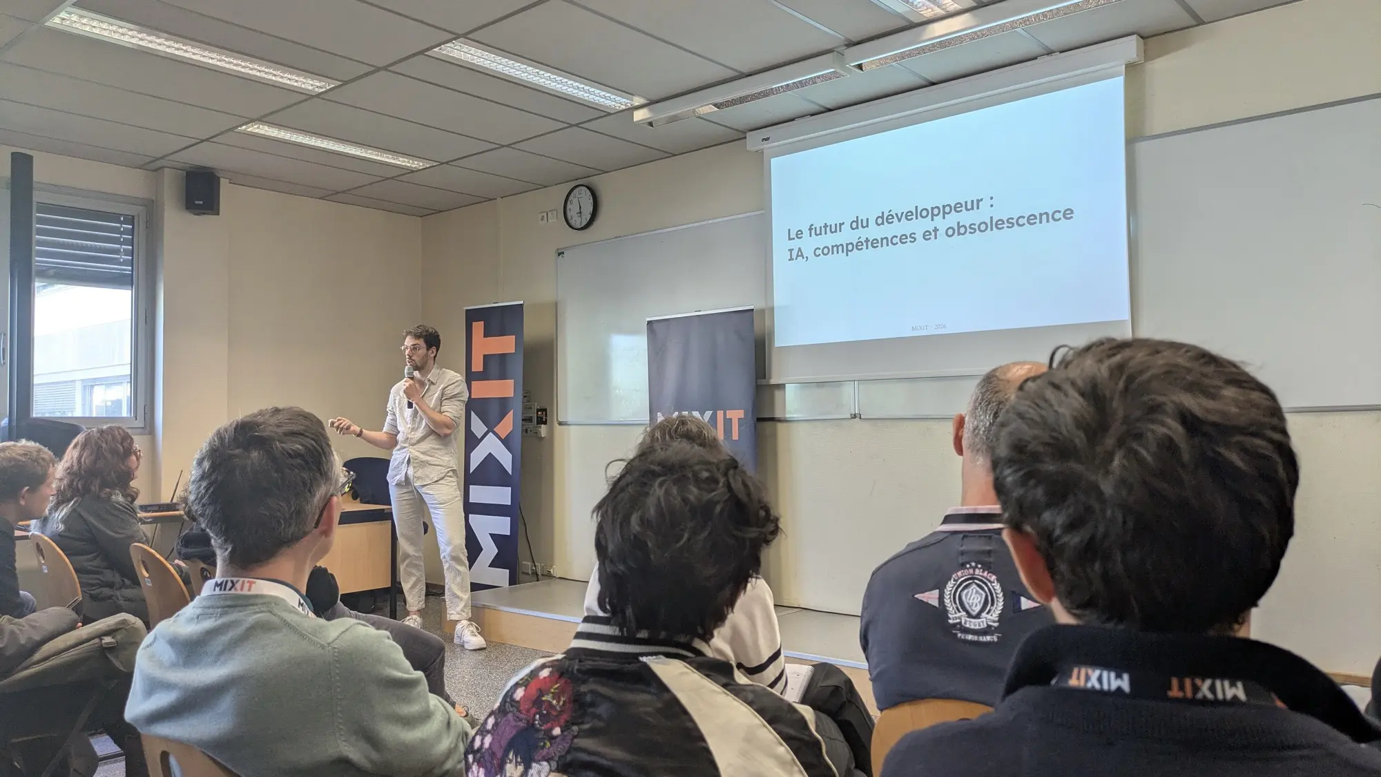 Estéban sur scène pendant son talk sur le futur du développeur, photo par Fanny Klauk