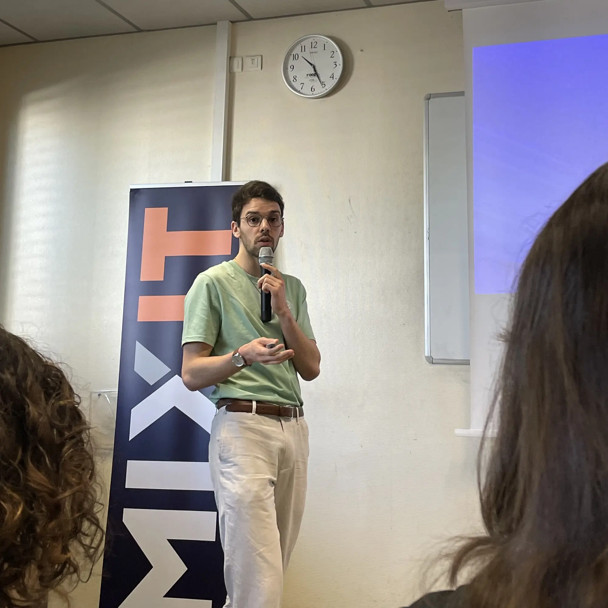 Photo d'Estéban pendant son talk sur Vite, photo par Marion