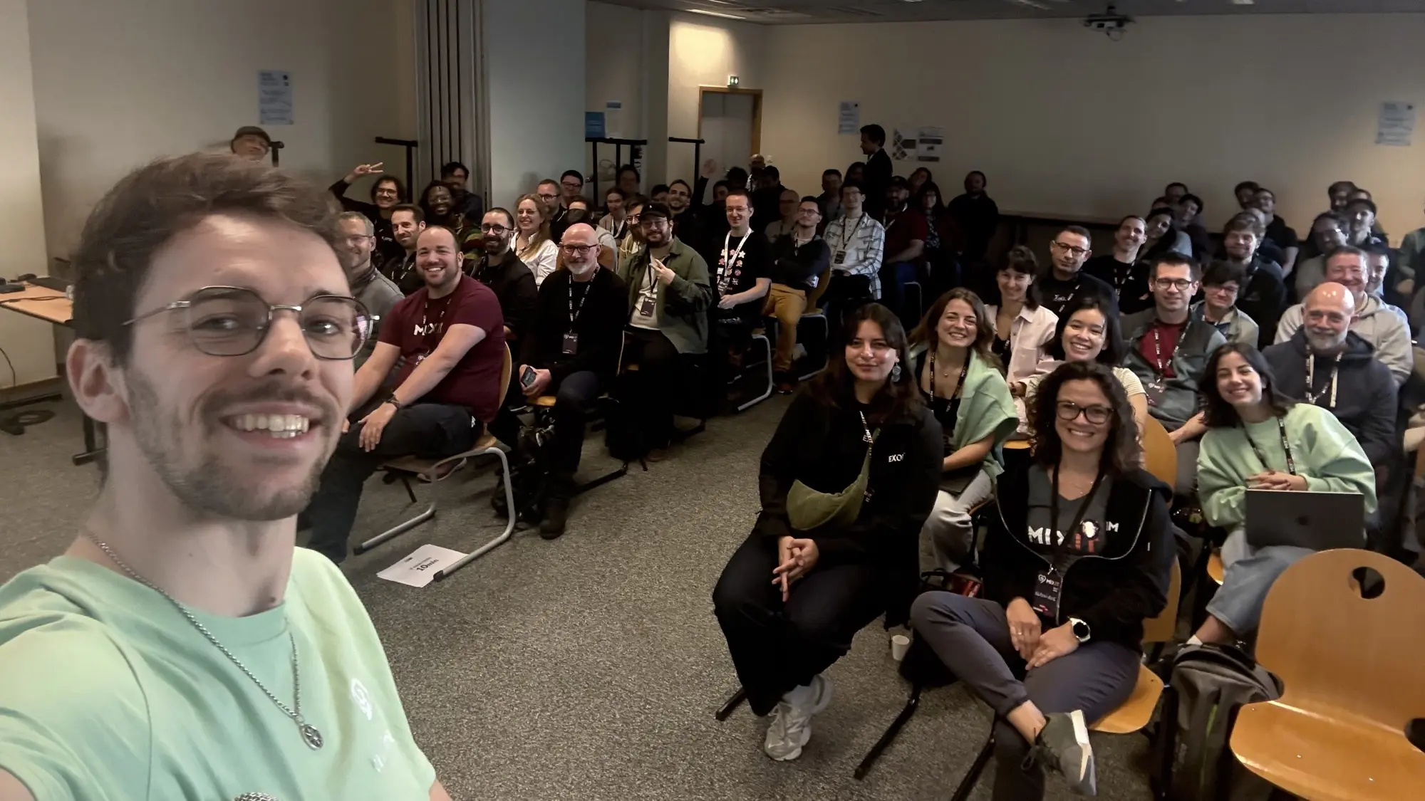 Selfie d'Estéban avec le public au début de son talk sur Vite