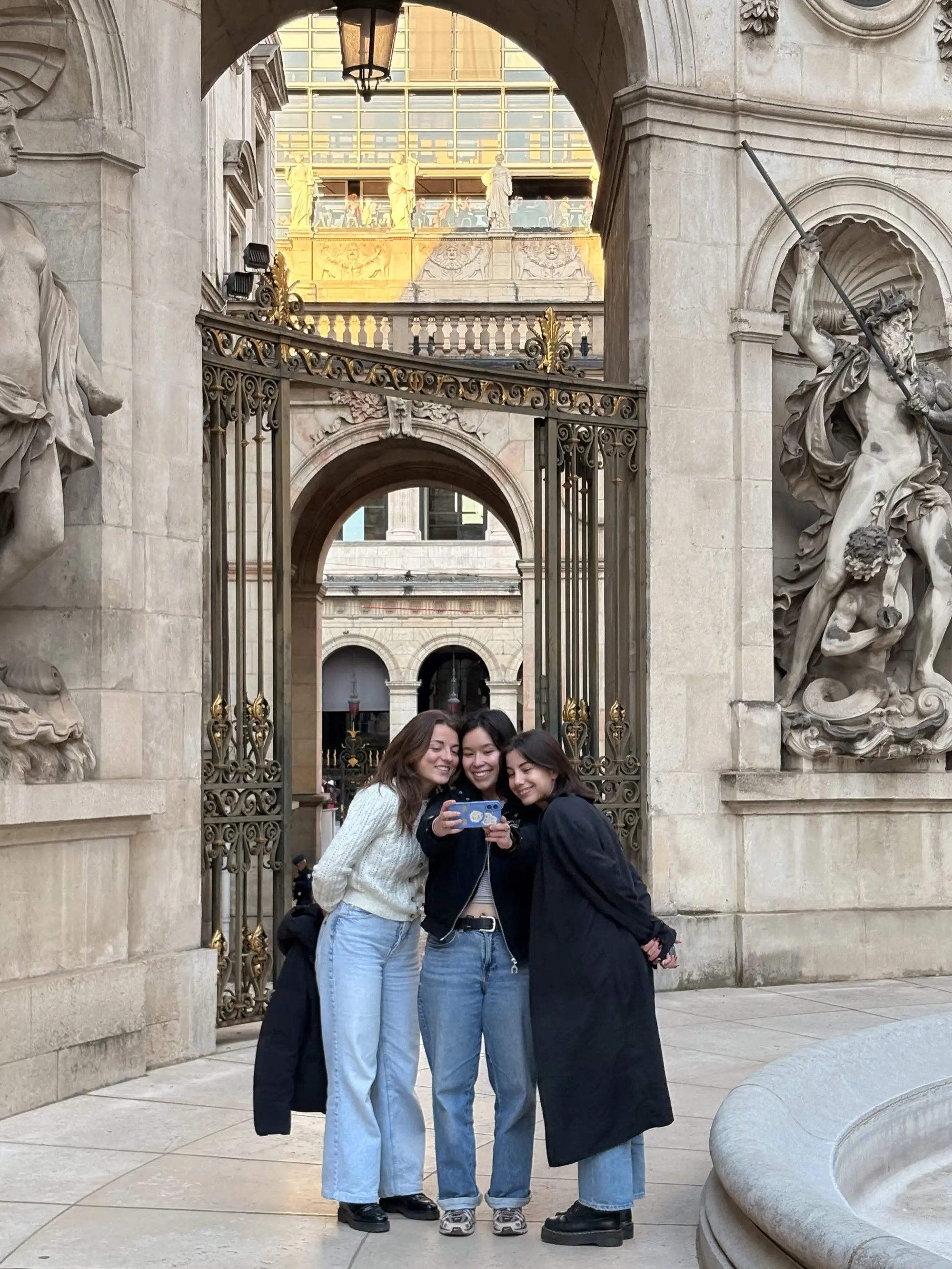 Photo de Marion, Elise et Victoire à l'Hôtel de Ville de Lyon pendant la soirée