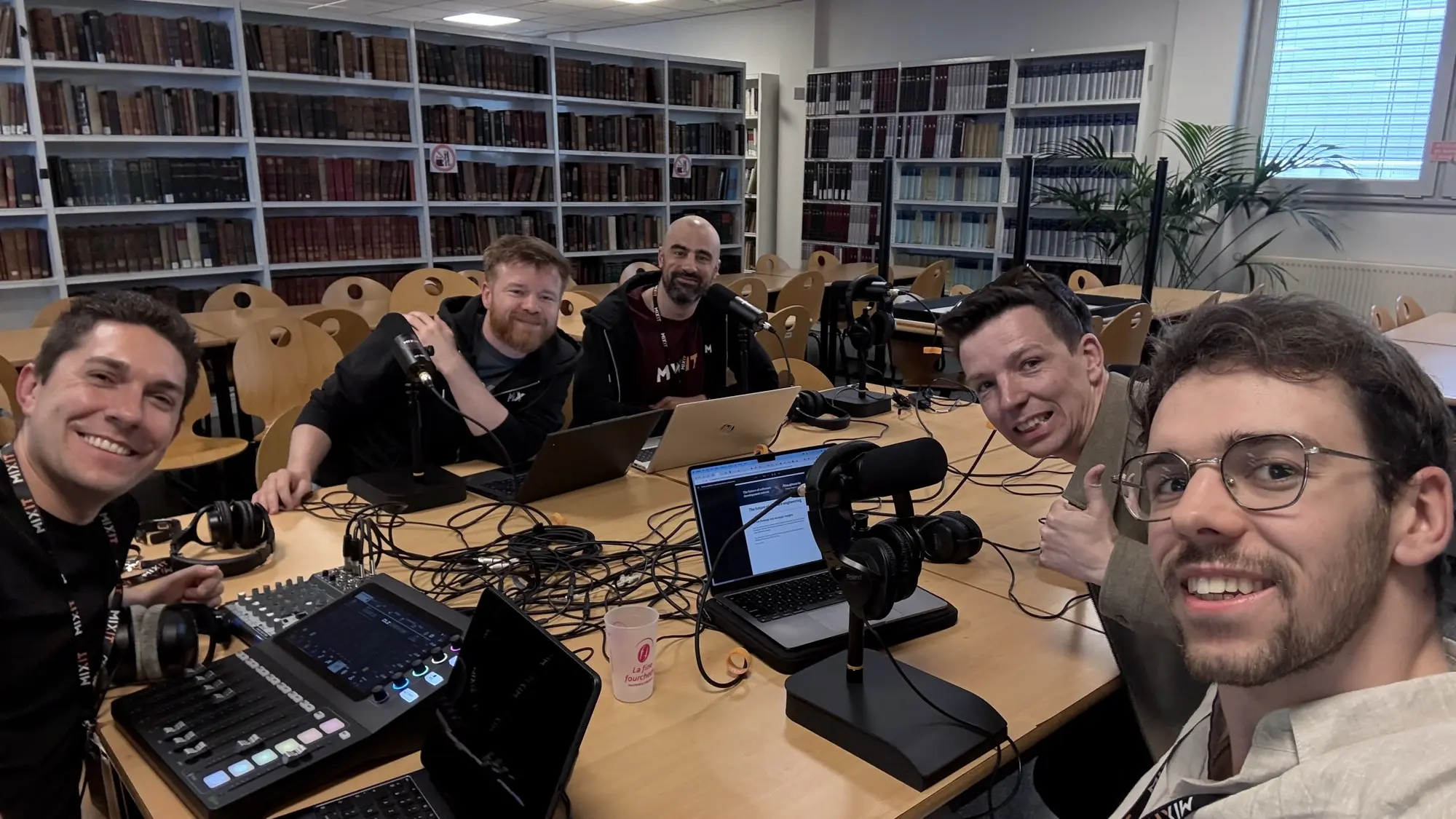 Photo de l'enregistrement du podcast MiXiT On Air. De gauche à droite : Clément Staron, Hubert Sablonnière, Estéban Soubiran, Charles Bouttaz et Camille Roux