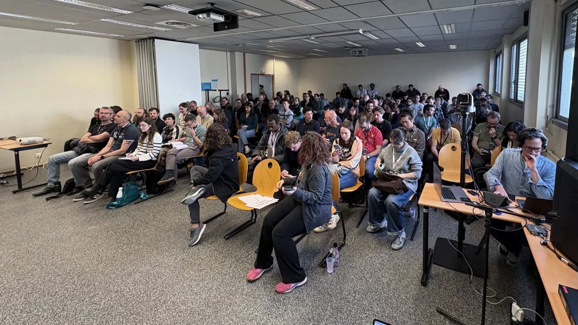 La salle pendant le talk sur le futur du développeur, avec beaucoup de personnes debout au fond
