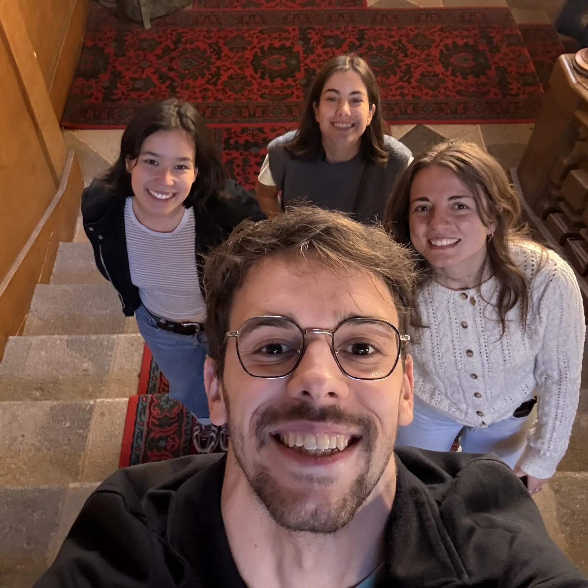 De gauche à droite : Victoire, Elise, Marion et Estéban au milieu