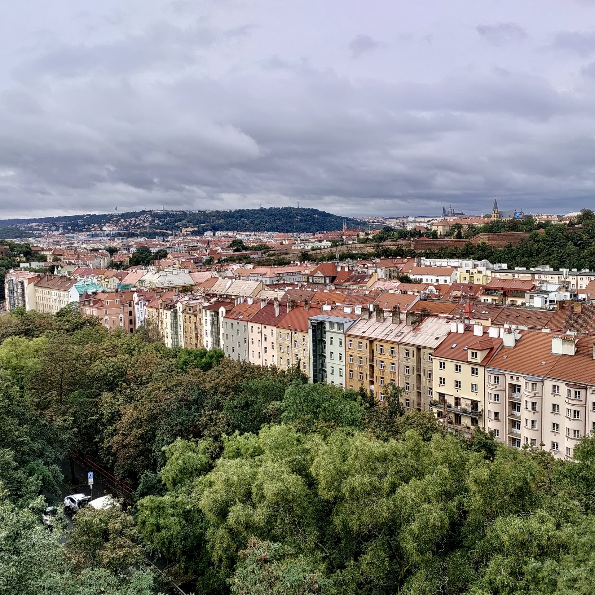 Une autre vue de Prague pendant la marche