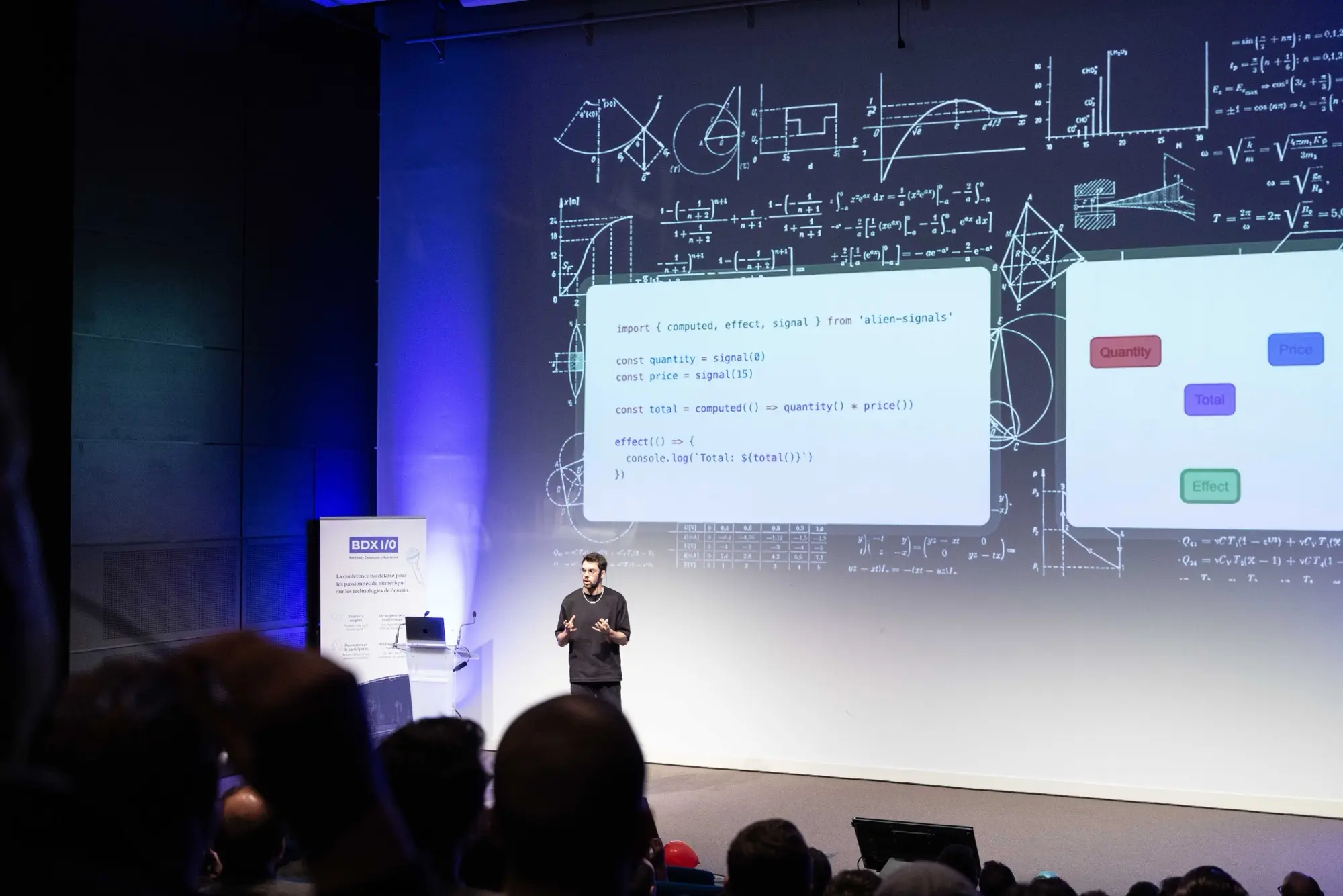 Estéban échangeant avec l'audience pendant une conférence.